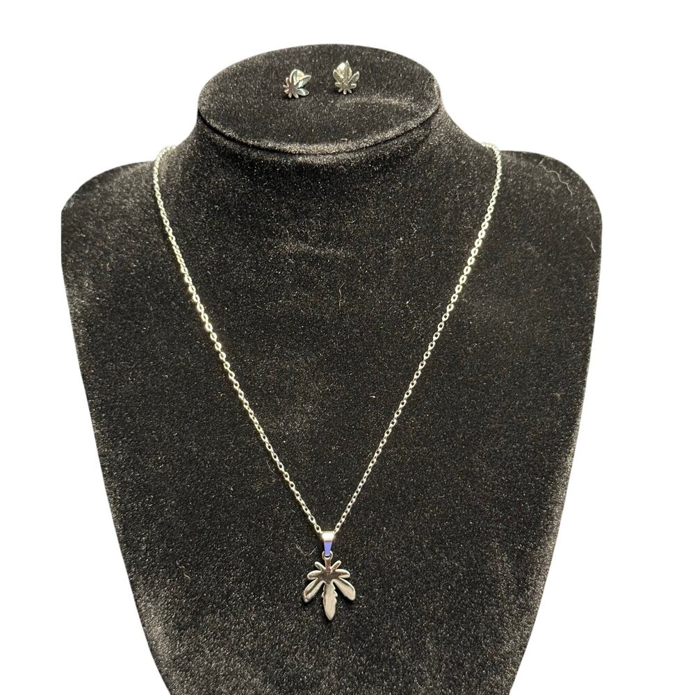 Special Leaf Necklace. Silver Tone. Fashion Jewelry with matching earrings